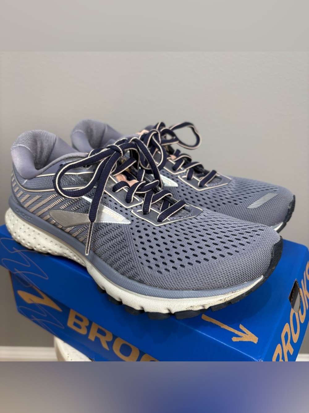 Brooks Ghost 12 Women’s Running Sneaker Sz 6 Greyish Lilac w Pink and Grey - Picture 3 of 9
